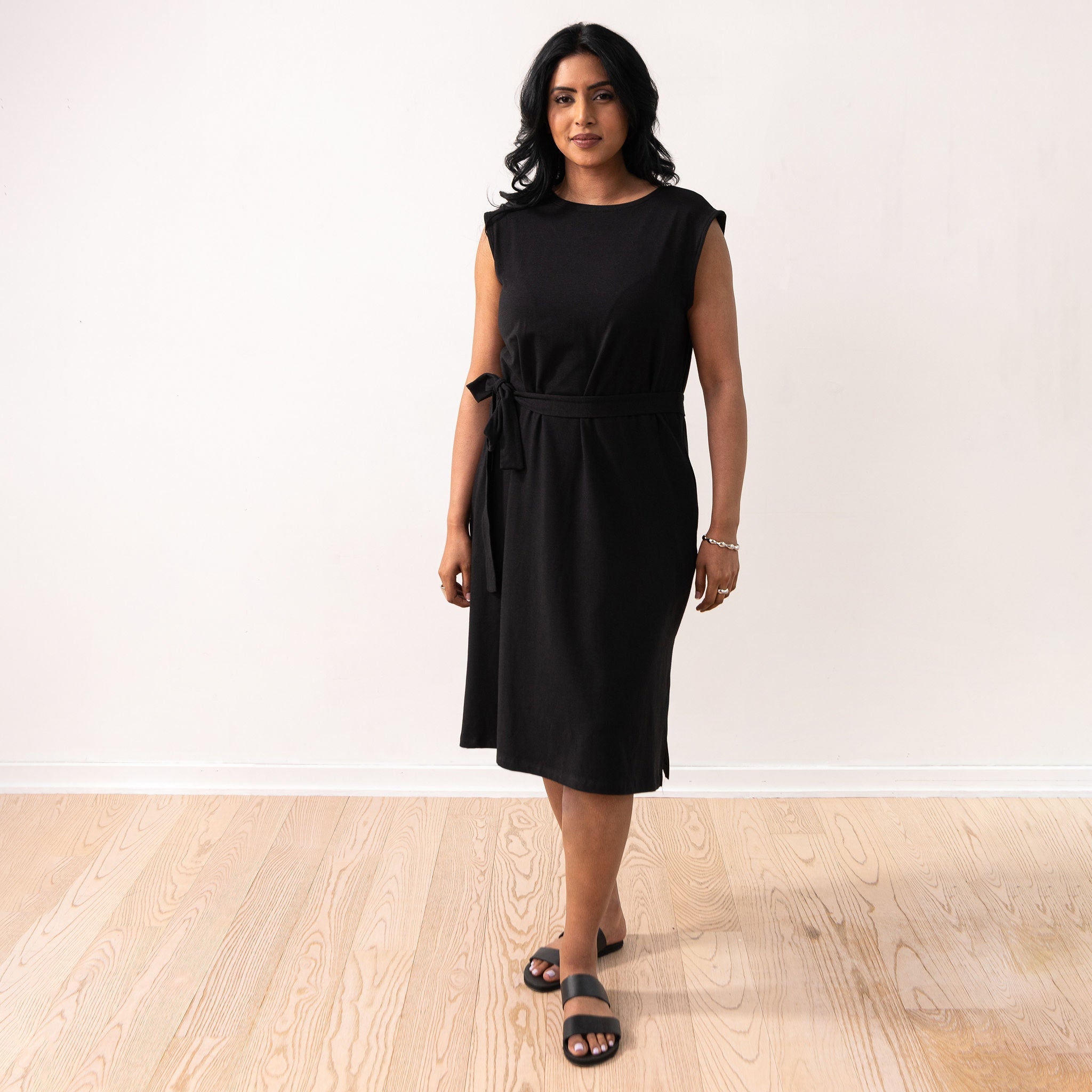black sleeveless dress for women