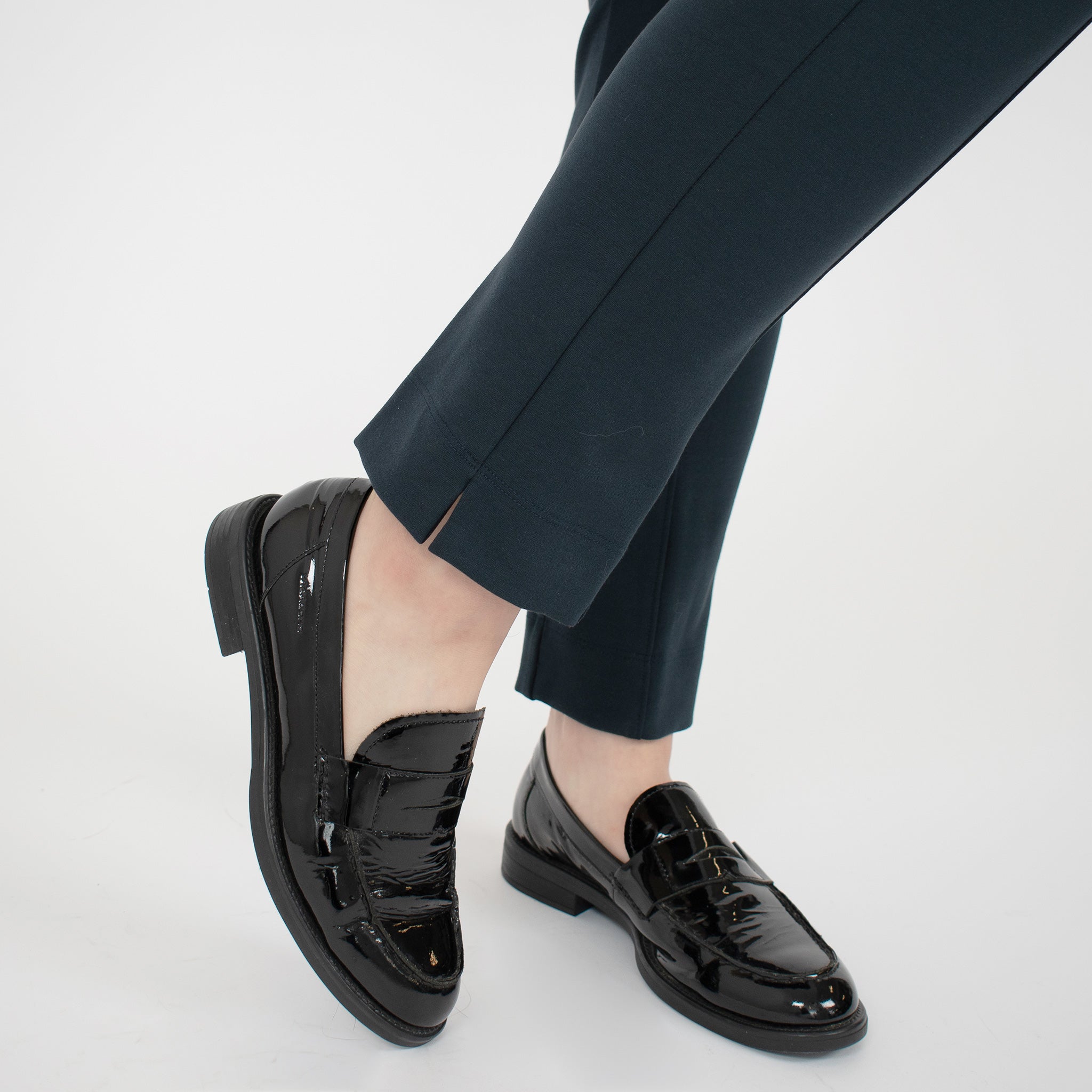 Ankle detail of a Tailored navy ankle length pant